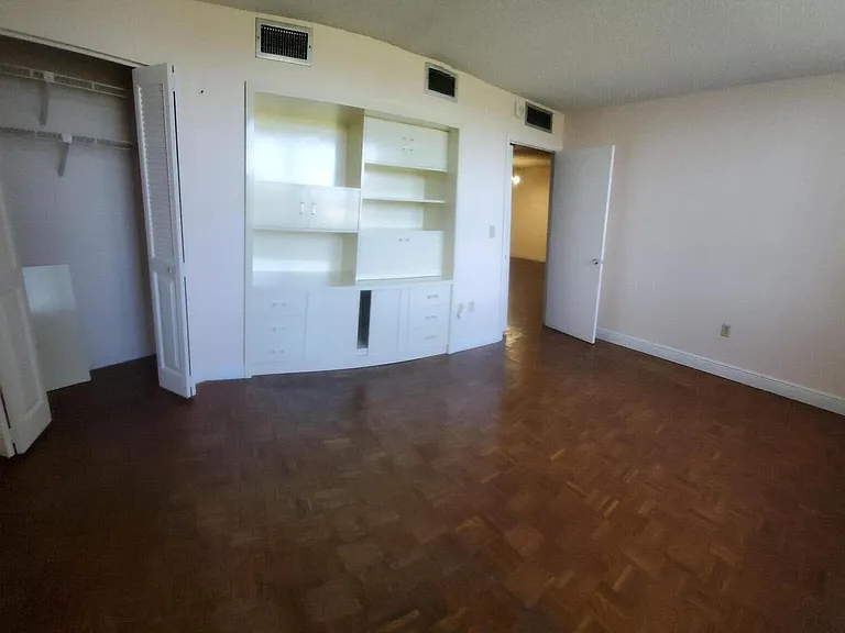 1400 Saint Charles Pl #608 — Photo 3