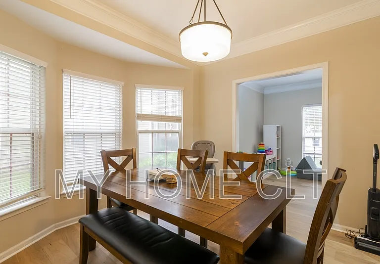 10029 Dauphine Dr — Photo 8