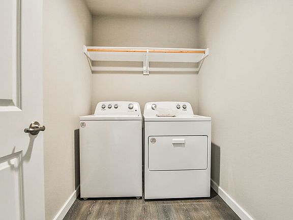 5th image of 220 Lake Ct