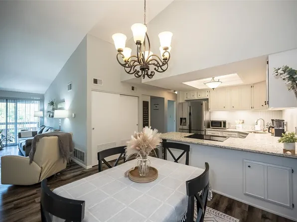 1465 Heritage Lndg APT 409, Saint Charles, MO 63303