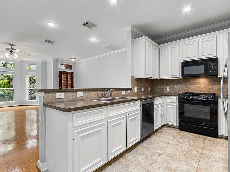 707 W Heights Hollow Ln — Photo 4