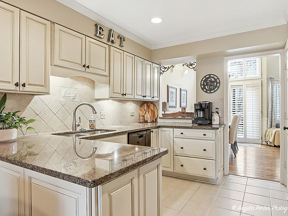 3rd image of 890 Shoreline Rd