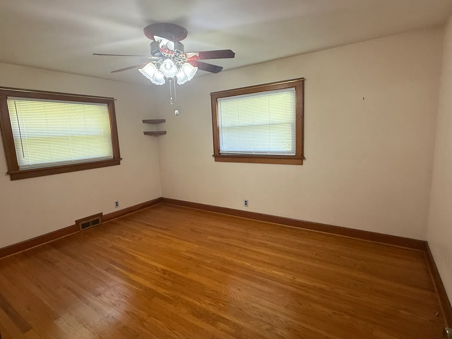 3 bed, 1.5 bath, 1361 sqft, $1,600 — Photo 4