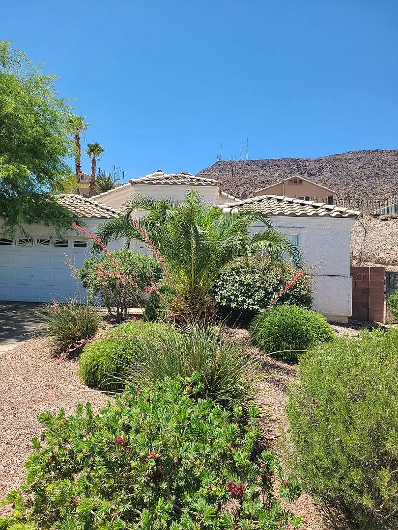 1 story home with 2 car garage in a gated community — Photo 1