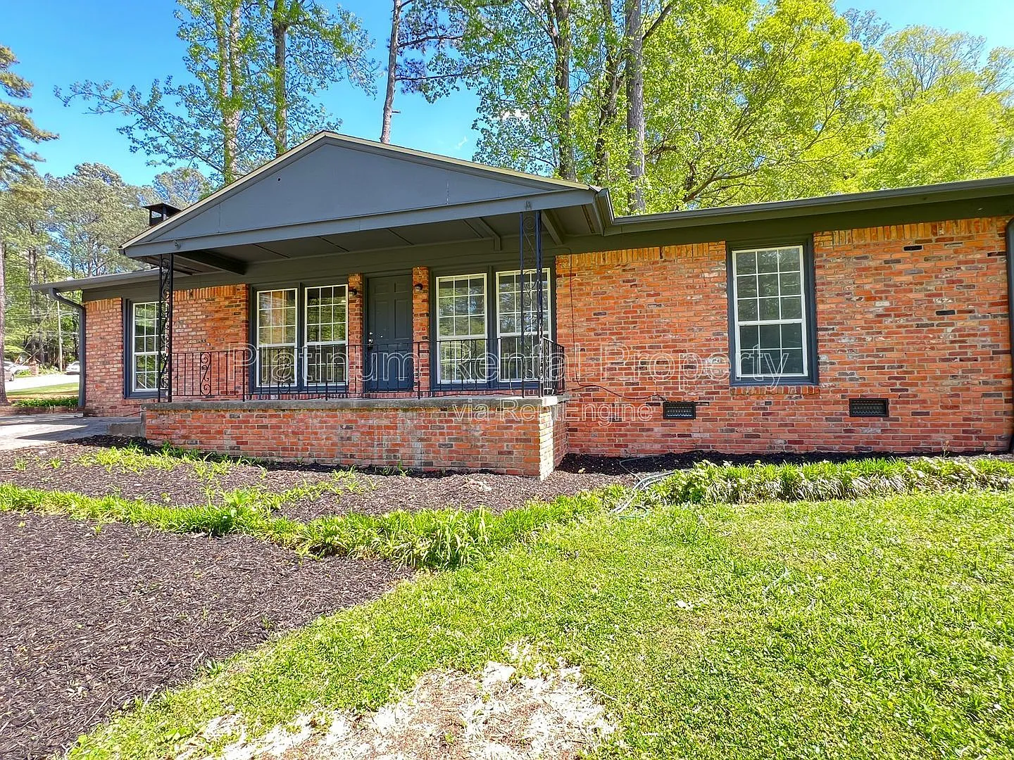 3 bed, 2.0 bath, 1270 sqft, $2,399 — Photo 2
