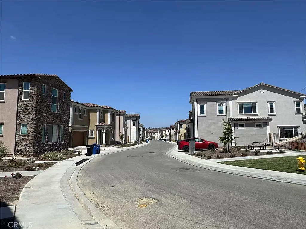 4 bed, 3.5 bath, 2471 sqft, $5,280 — Photo 4