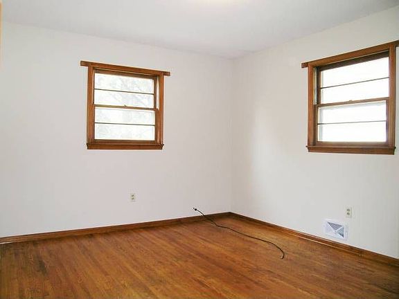 5th image of 2901 36th Ave NE