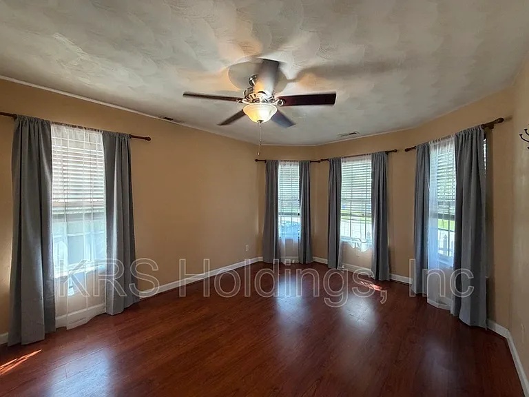 1129 Hampton Ave — Photo 3