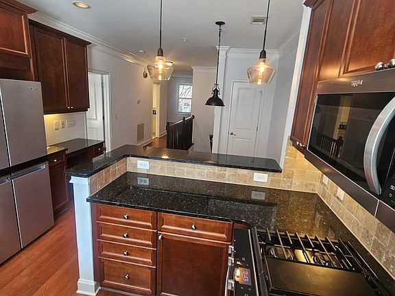 5th image of 521 Perimeter Walk