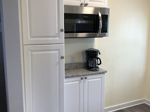 2nd image of 8 Park Ct #8