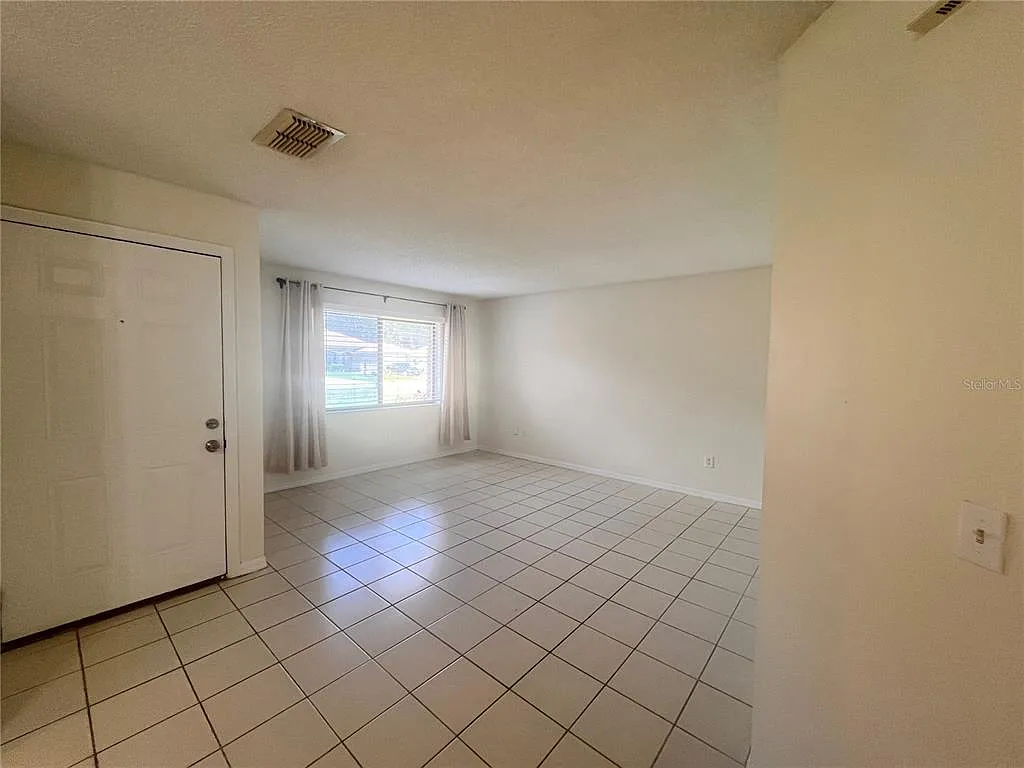 3 bed, 2.0 bath, 1169 sqft, $1,550 — Photo 3