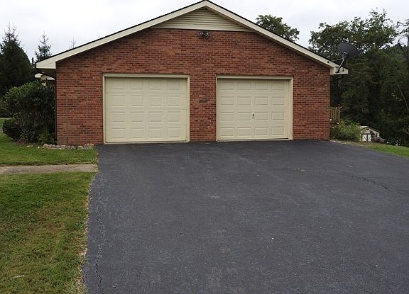 3rd image of 418 Country Club Ln
