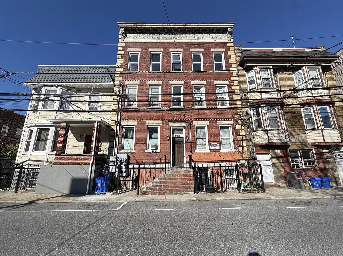 2 bed, 750 sqft, $1,850 — Photo 1