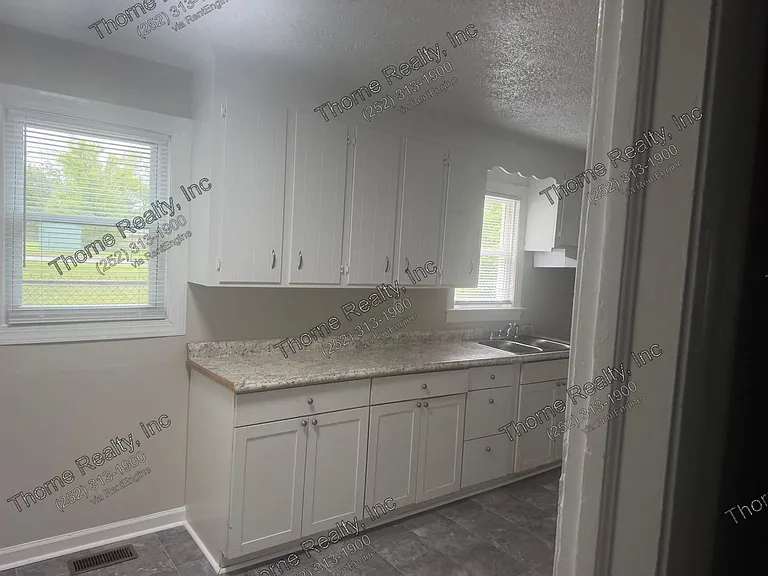 346 Paul St — Photo 2