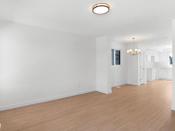 4th image of 924 19th Ave NW