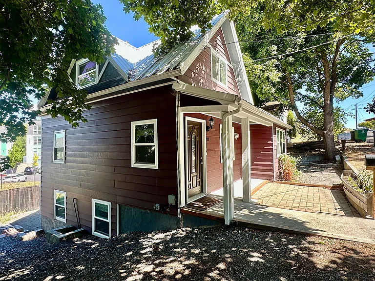 212 E Henley St — Photo 2