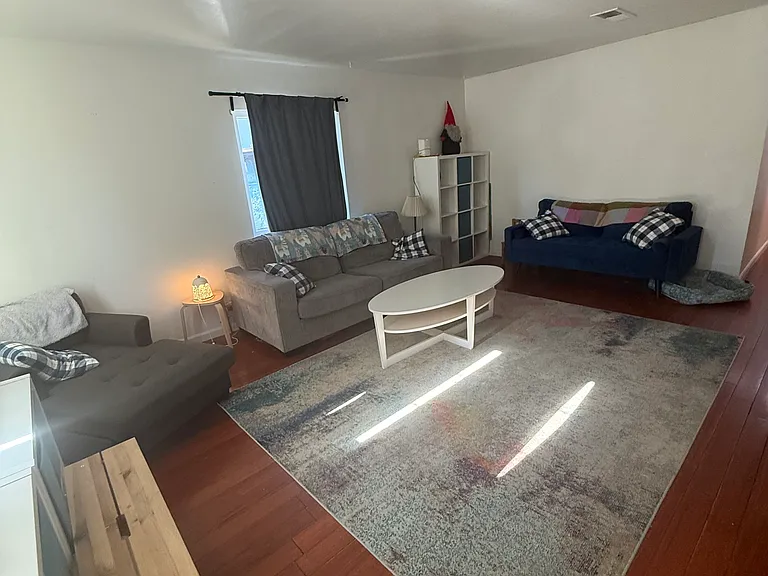 908 Gregory Pl — Photo 2