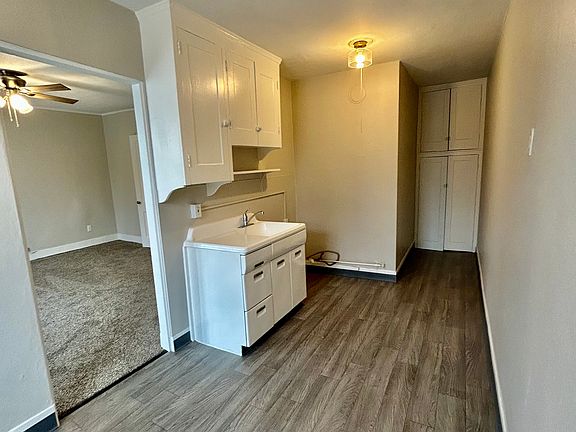 Kitchen
S/S Fridge and stove oven will be installed in unit