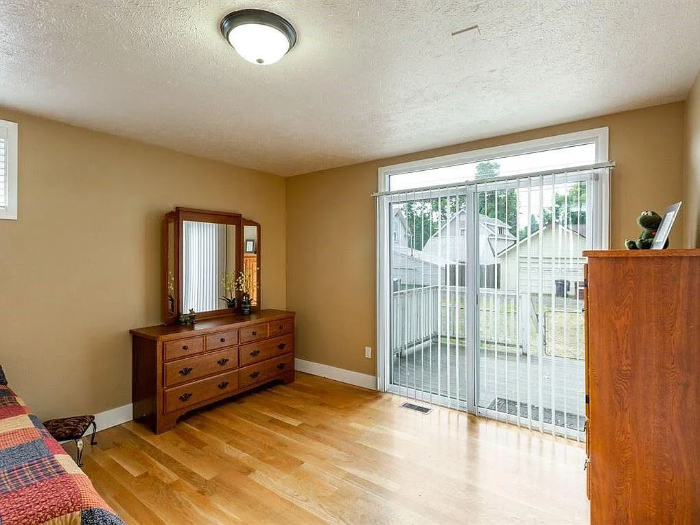 1207 W Shannon Ave — Photo 2