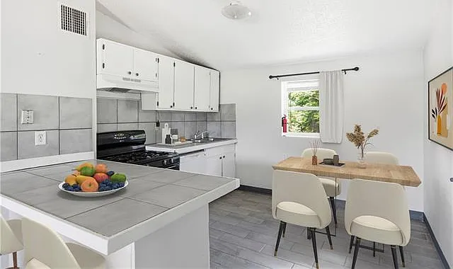 2 bed, 1.0 bath, 1000 sqft, $1,300 — Photo 3