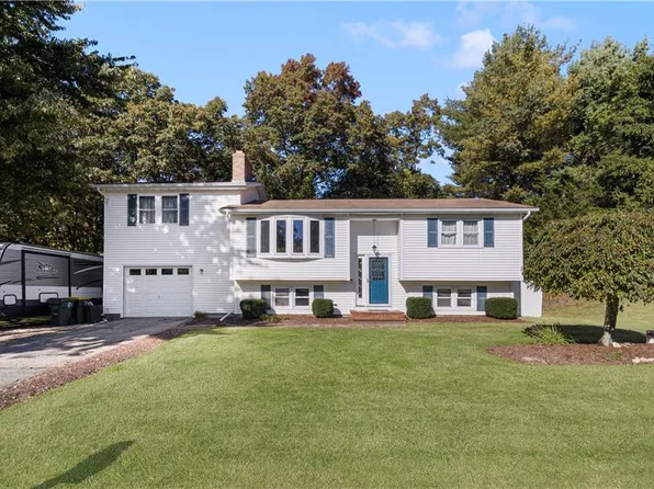 18 Peace Pipe Trl, Smithfield, RI 02917