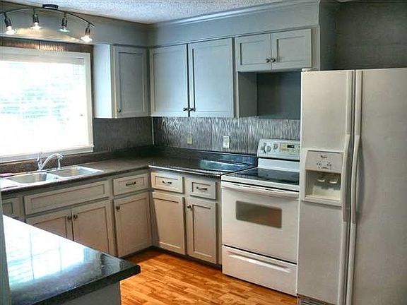 4th image of 2218 Houston St