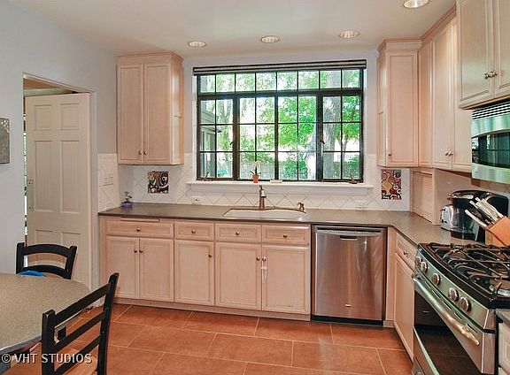 5th image of 1027 N Marion St