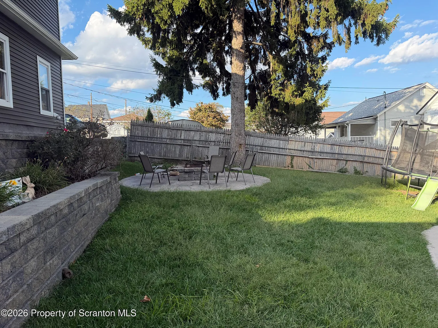5 bed, 2.0 bath, 1316 sqft, $2,250 — Photo 2