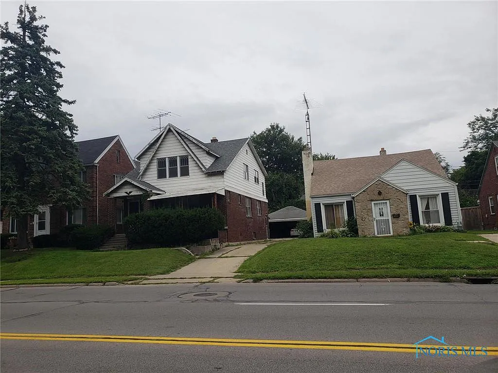 3418 Douglas Rd photo 1