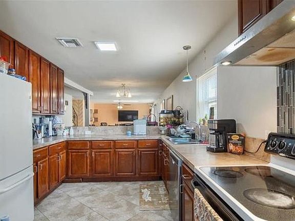 2nd image of 2402 Caswell Ln