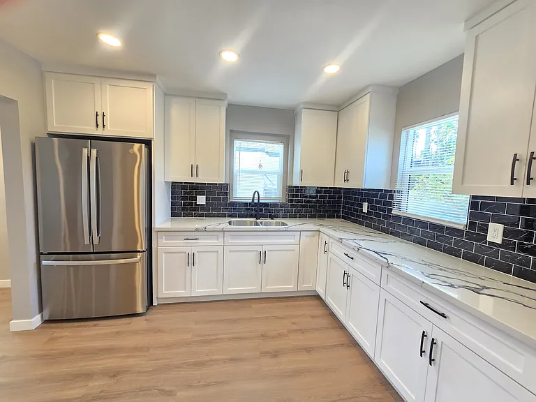 6327 California Ave — Photo 4