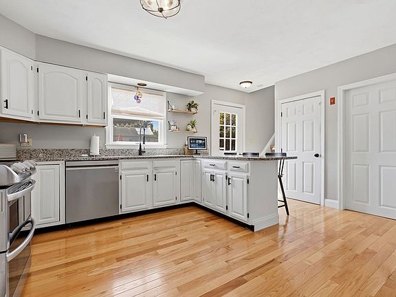 5th image of 22 Myrtle St