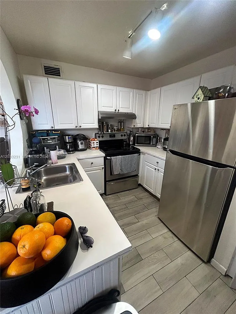 10284 NW 9th St Circle 204, Miami, FL 33172 — Photo 2