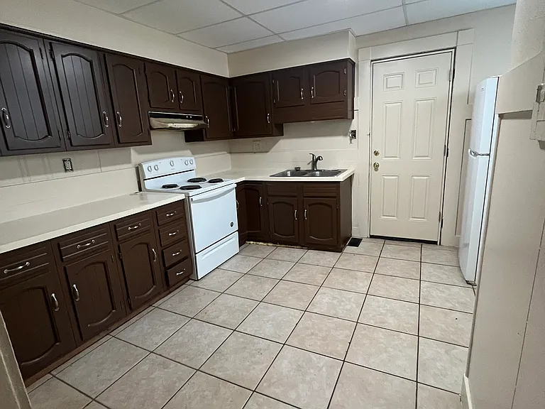 109 1/2 Riverside Dr #109-1.2 — Photo 4
