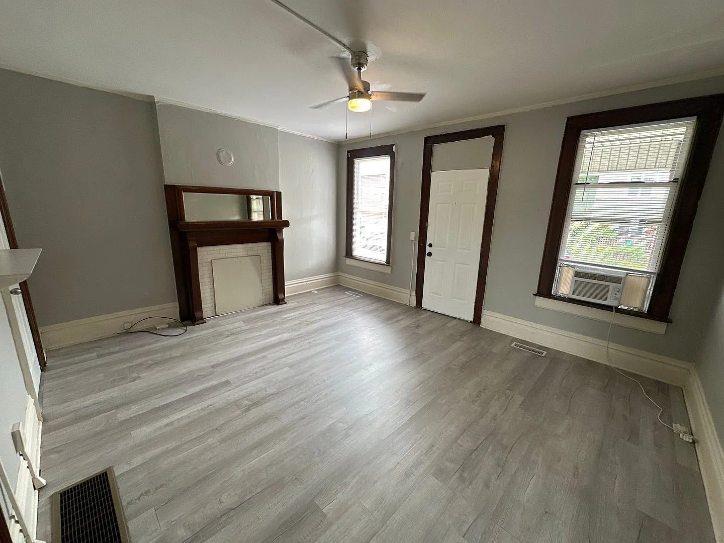 Indianola Ave 1574-1580 MLR — Photo 4