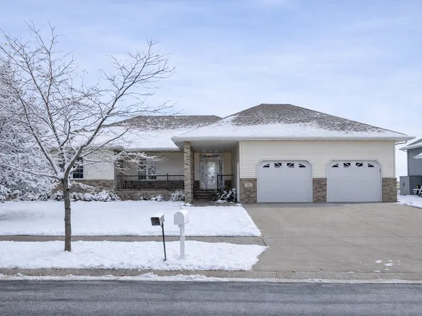 766 36th St S, Moorhead, MN 56560