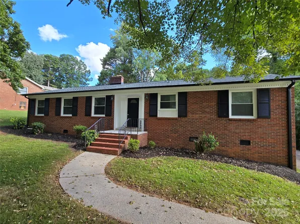 1061 12th Ave NW, Hickory, NC 28601