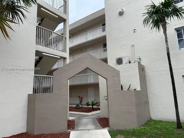 6195 NW 186th St APT 213, Hialeah, FL 33015