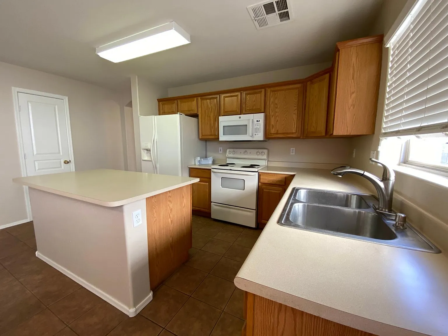 4 bed, 1881 sqft, $2,395 — Photo 4