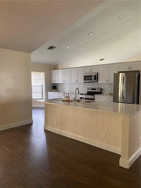 3 bed, 2140 sqft, $3,500 — Photo 4