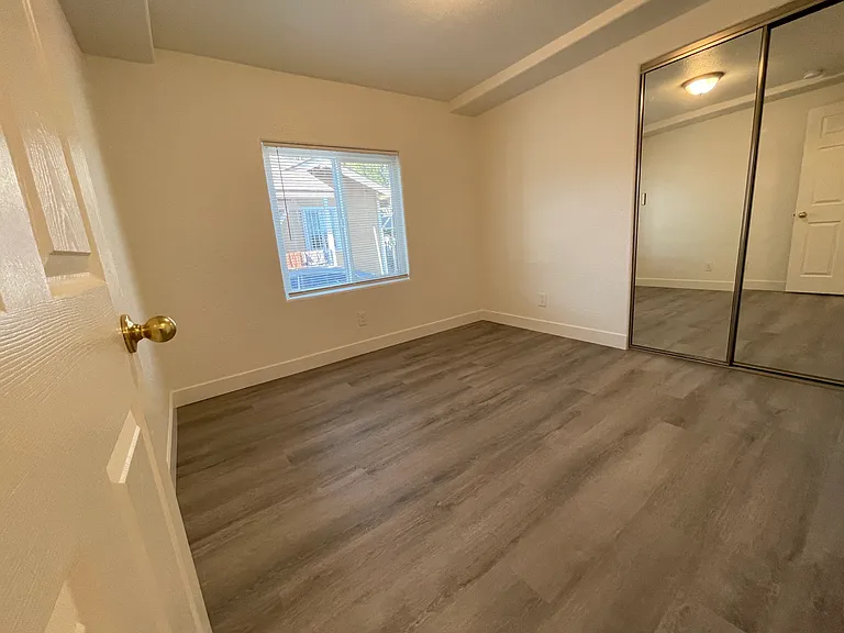 1823 Gardenia Ave #B — Photo 16
