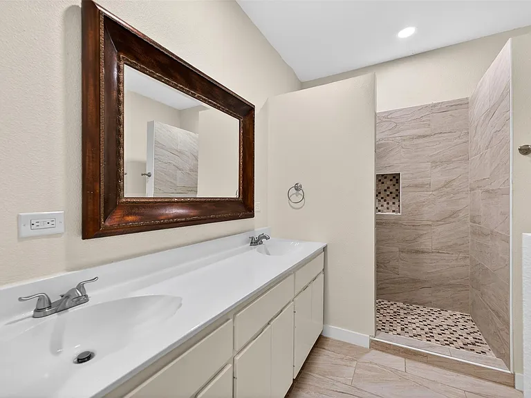 529 W Clark St — Photo 15