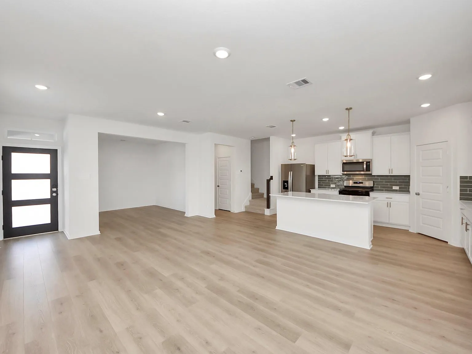 4 bed, 2.5 bath, 1989 sqft, $2,600 — Photo 4