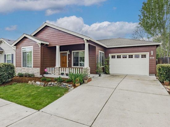 858 S Haskell St, Central Pt, OR 97502