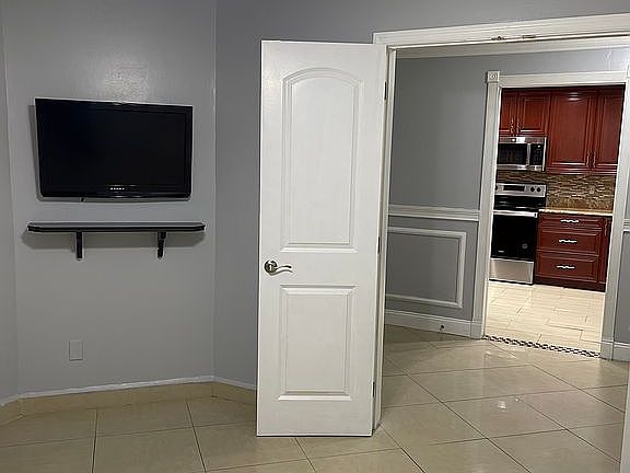4th image of 218 Deer Lake Cir