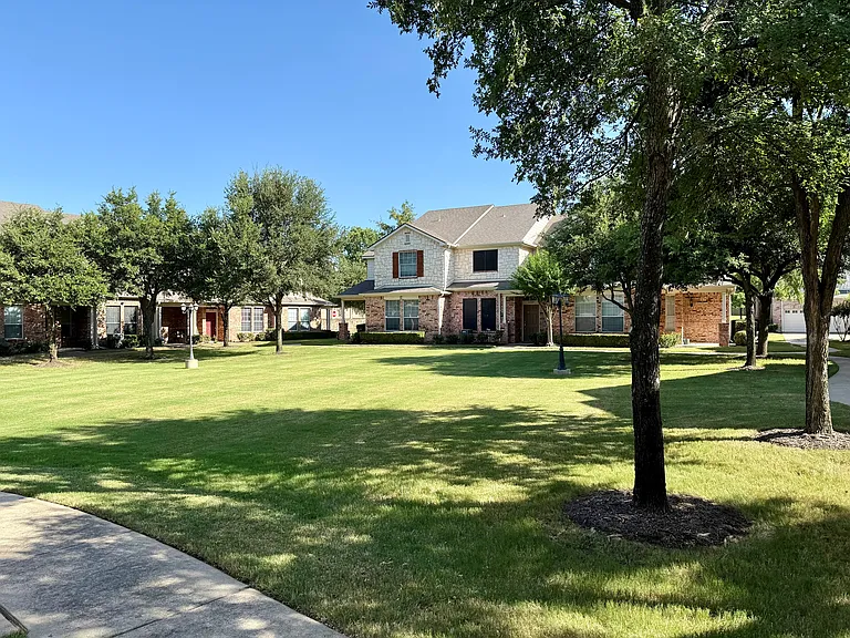 2225 Central Park Ln — Photo 2