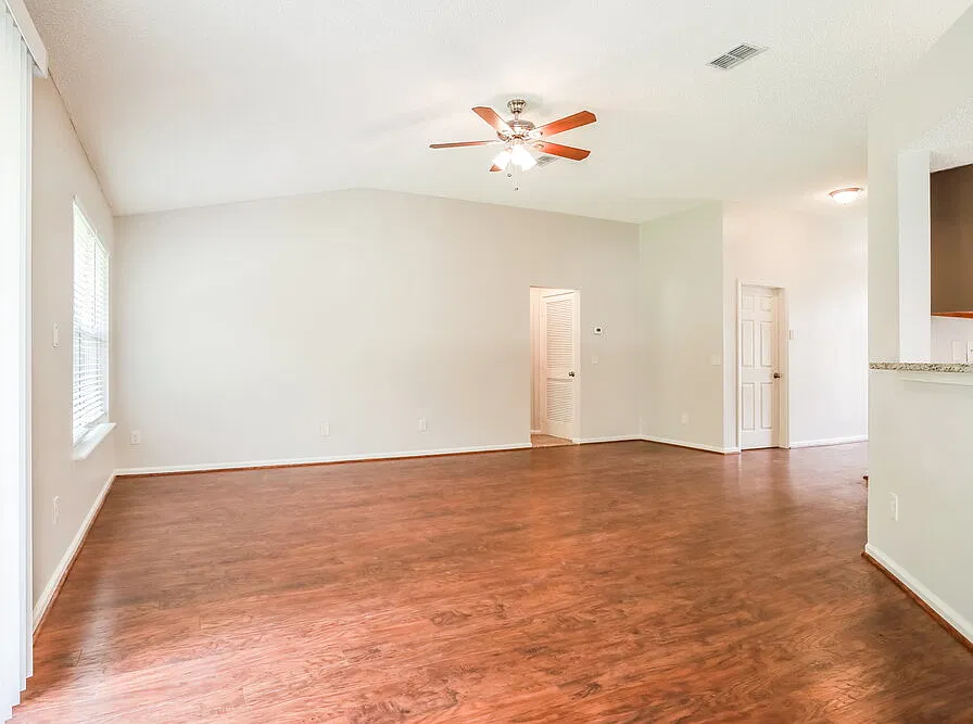 3 bed, 2.0 bath, 1733 sqft, $2,320 — Photo 3