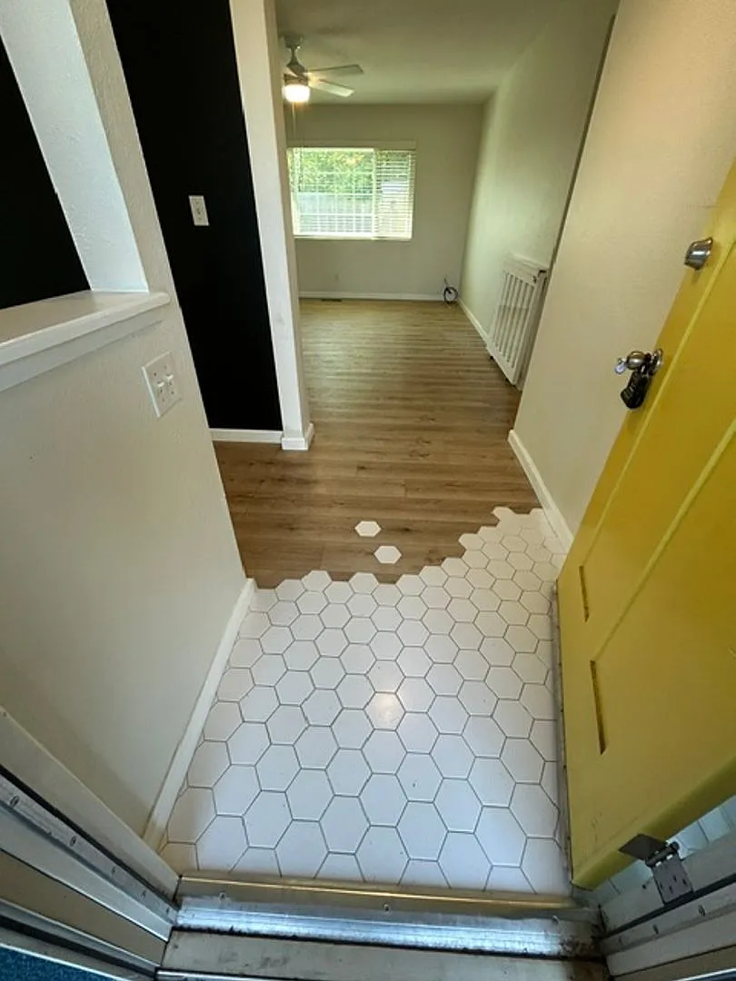 Newly Remodeled 3 Bedroom 2 Bathroom Home Close to Shopping and Restaurants — Photo 3