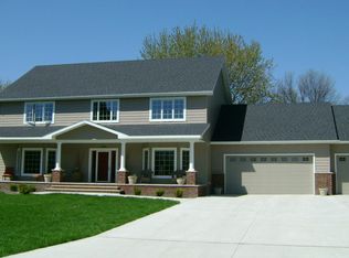 6830 Woodcrest Rd, Grand Forks, ND 58201