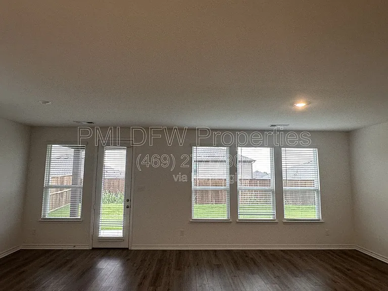 663 Saxony Dr — Photo 3